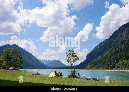 Strand am Sylvensteinspeicher, Sylvensteinsee, Gemeinde Lenggries, Isarwinkel, Oberbayern, Bayern, Deutschland Stockfoto