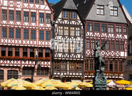 Justitia Brunnen oder Justitiabrunnen, Fachwerkhäuser in der Ostzeile am RÃ¶merberg, Altstadt, Frankfurt am Main, Hessen, Deutschland Stockfoto