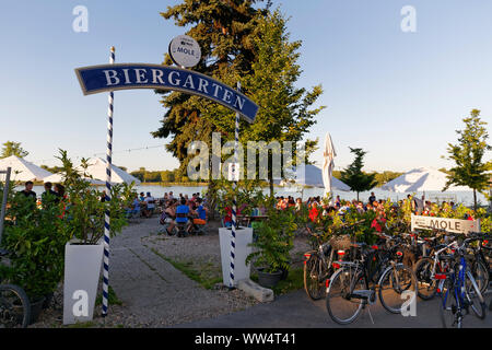 Mole Biergarten im Winter Hafen, Rhein, Mainz, Rheinland-Pfalz, Deutschland Stockfoto