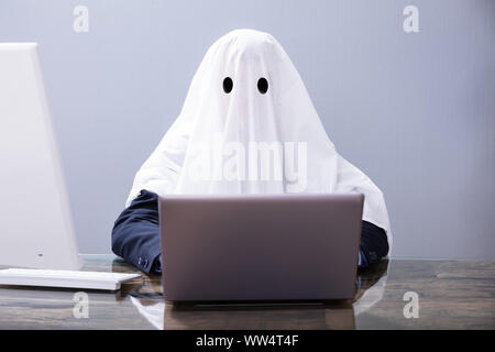 Ghostwriter schreiben Artikel auf Laptop im Büro Stockfoto