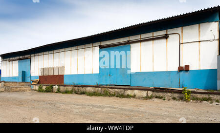 Fassade auf große industrielle Gebäude aus Metall weiss und blau. Industrielle Konzept der Transport, Verladen und Einlagerung der Ware Stockfoto