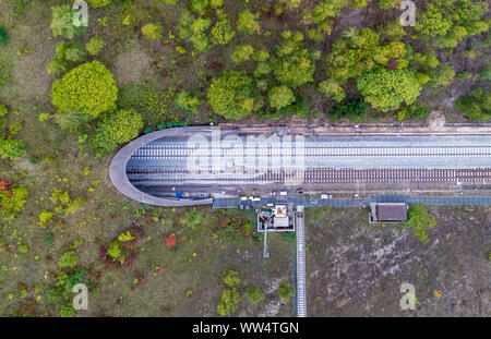 Sorsum, Deutschland. 13 Sep, 2019. Neu verlegten Schienen führen entlang der ICE-Strecke Hannover-Göttingen in die Nähe von Eichenbergtunnel Sorsum im Landkreis Hildesheim (Luftbild mit Drone). Die Deutsche Bahn hat die budgetierten 175 Millionen Euro für die Sanierung der ICE-Strecke von Hannover nach Göttingen. Rund 140 Kilometer Gleise, 47 Punkte, 243.000 Schwellen und 405.000 Tonnen Ballast erforderlich sind. Der Bundesrechnungshof ist Alarm über die wirtschaftliche Situation bei der Deutschen Bahn. Credit: Julian Stratenschulte/dpa/Alamy leben Nachrichten Stockfoto