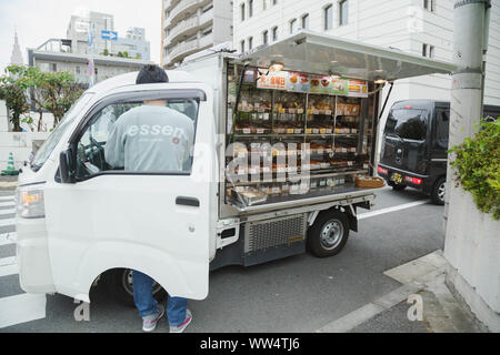 Shibuya, Tokio, Japan. Die mobile Bäckerei dient in dominant Bürobereich, mit einer breiten Auswahl an frischem Brot und Gebäck zu vernünftigen Preisen. Stockfoto