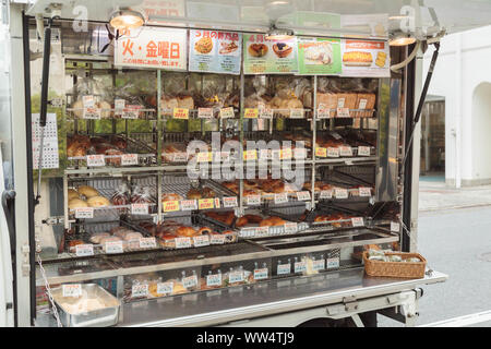 Shibuya, Tokio, Japan. Die mobile Bäckerei dient in dominant Bürobereich, mit einer breiten Auswahl an frischem Brot und Gebäck zu vernünftigen Preisen. Stockfoto