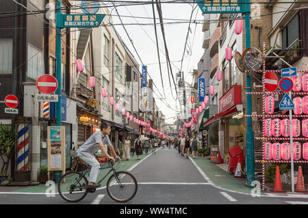 Jeden Tag Schauplatz eines lokalen Einkaufsstraße mit Laternen in Wohngegend in der Nähe des Meguro Station, Tokyo, Japan eingerichtet. Stockfoto