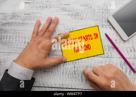 Handschrift Text schreiben Erfolg beginnt im Kopf. Konzeptionelle Foto Set ihren Verstand zu positivität ist ein langer Weg gehen können Stockfoto