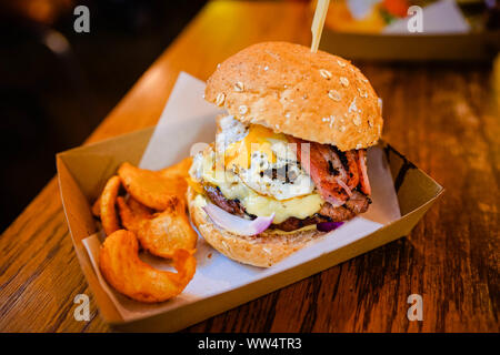 Burger in einem gemütlichen Restaurant, Adelaide Stockfoto