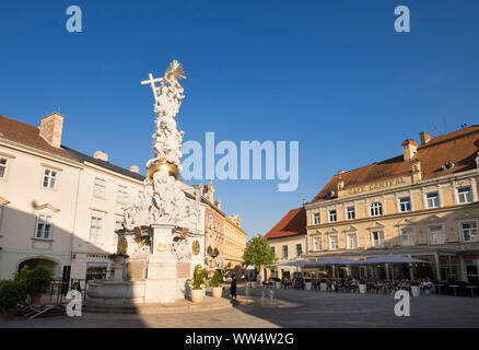 Pestsäule oder Dreifaltigkeitssäule auf dem Hauptplatz, Baden bei Wien, Industrieviertel, Niederösterreich, Österreich Stockfoto