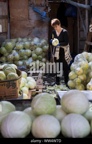 Dezerter Basar, von Tiflis größter Lebensmittelmarkt, Tsinamdzgvrishvili Straße, Tiflis, Georgien. Stockfoto