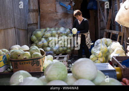 Dezerter Basar, von Tiflis größter Lebensmittelmarkt, Tsinamdzgvrishvili Straße, Tiflis, Georgien. Stockfoto