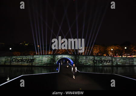 Hangzhou, China Zhejiang Provinz. 12 Sep, 2019. Modelle Kreationen während einer Modenschau in West Lake Scenic Area in Shanghai statt, East China Zhejiang Provinz, Sept. 12, 2019. Credit: Huang Zongzhi/Xinhua/Alamy leben Nachrichten Stockfoto