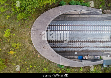 Sorsum, Deutschland. 13 Sep, 2019. Neu verlegten Schienen führen entlang der ICE-Strecke Hannover-Göttingen in die Nähe von Eichenbergtunnel Sorsum im Landkreis Hildesheim (Luftbild mit Drone). Die Deutsche Bahn hat die budgetierten 175 Millionen Euro für die Sanierung der ICE-Strecke von Hannover nach Göttingen. Rund 140 Kilometer Gleise, 47 Punkte, 243.000 Schwellen und 405.000 Tonnen Ballast erforderlich sind. Der Bundesrechnungshof ist Alarm über die wirtschaftliche Situation bei der Deutschen Bahn. Credit: Julian Stratenschulte/dpa/Alamy leben Nachrichten Stockfoto