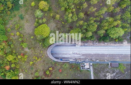 Sorsum, Deutschland. 13 Sep, 2019. Neu verlegten Schienen führen entlang der ICE-Strecke Hannover-Göttingen in die Nähe von Eichenbergtunnel Sorsum im Landkreis Hildesheim (Luftbild mit Drone). Die Deutsche Bahn hat die budgetierten 175 Millionen Euro für die Sanierung der ICE-Strecke von Hannover nach Göttingen. Rund 140 Kilometer Gleise, 47 Punkte, 243.000 Schwellen und 405.000 Tonnen Ballast erforderlich sind. Der Bundesrechnungshof ist Alarm über die wirtschaftliche Situation bei der Deutschen Bahn. Credit: Julian Stratenschulte/dpa/Alamy leben Nachrichten Stockfoto