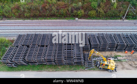 Sorsum, Deutschland. 13 Sep, 2019. Arbeitnehmer abzubauen alte Eisenbahn Titel mit einem Bagger bei der Renovierung des ICE-Strecke Hannover-Göttingen in der Nähe von Sorsum im Landkreis Hildesheim (Luftbild mit Drone). Die Deutsche Bahn hat die budgetierten 175 Millionen Euro für die Sanierung der ICE-Strecke von Hannover nach Göttingen. Rund 140 Kilometer Gleise, 47 Punkte, 243.000 Schwellen und 405.000 Tonnen Ballast erforderlich sind. Der Bundesrechnungshof ist Alarm über die wirtschaftliche Situation bei der Deutschen Bahn. Credit: Julian Stratenschulte/dpa/Alamy leben Nachrichten Stockfoto