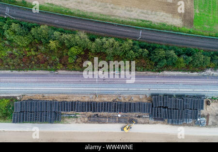 Sorsum, Deutschland. 13 Sep, 2019. Arbeitnehmer abzubauen alte Eisenbahn Titel mit einem Bagger während der Rehabilitation der ICE-Strecke Hannover-Göttingen in der Nähe von Sorsum im Landkreis Hildesheim (Luftbild mit Drone). Die Deutsche Bahn hat die budgetierten 175 Millionen Euro für die Sanierung der ICE-Strecke von Hannover nach Göttingen. Rund 140 Kilometer Gleise, 47 Punkte, 243.000 Schwellen und 405.000 Tonnen Ballast erforderlich sind. Der Bundesrechnungshof ist Alarm über die wirtschaftliche Situation bei der Deutschen Bahn. Credit: Julian Stratenschulte/dpa/Alamy leben Nachrichten Stockfoto