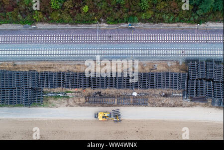 Sorsum, Deutschland. 13 Sep, 2019. Arbeitnehmer abzubauen alte Eisenbahn Titel mit einem Bagger bei der Renovierung des ICE-Strecke Hannover-Göttingen in der Nähe von Sorsum im Landkreis Hildesheim (Luftbild mit Drone). Die Deutsche Bahn hat die budgetierten 175 Millionen Euro für die Sanierung der ICE-Strecke von Hannover nach Göttingen. Rund 140 Kilometer Gleise, 47 Punkte, 243.000 Schwellen und 405.000 Tonnen Ballast erforderlich sind. Der Bundesrechnungshof ist Alarm über die wirtschaftliche Situation bei der Deutschen Bahn. Credit: Julian Stratenschulte/dpa/Alamy leben Nachrichten Stockfoto