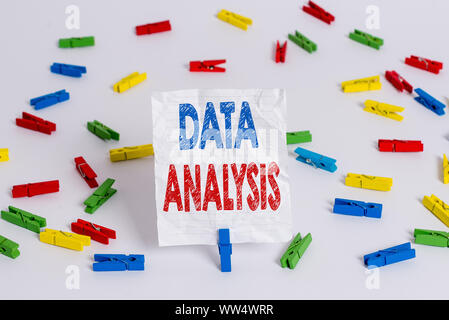 Text zeichen mit den Daten für die Analyse. Business foto Präsentation Übersetzen zahlen Analytische Schlussfolgerung Prognose Farbige clothespin Papiere leer Remi Stockfoto