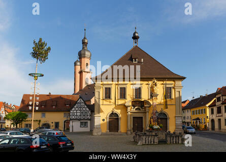 Pfarrkirche St. Nikolaus, das Rathaus und Mariensäule auf dem Marktplatz, Eibelstadt, Mainfranken, Unterfranken, Franken, Bayern, Deutschland Stockfoto