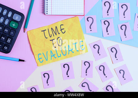 Schreiben Hinweis zeigt Zeit zu bewerten. Business Konzept für Richter etwas in Bezug auf den Wert oder die Bedeutung der Mathematik und Schreiben eq Stockfoto