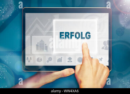 Ein Geschäftsmann mit einem Erfolg 'Erfolg' in deutscher Sprache auf einem futuristischen Computer Display Stockfoto