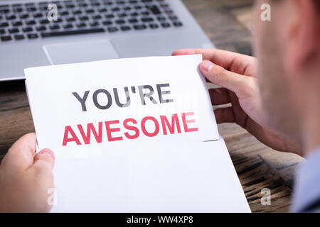 Mann Öffnen weißen Umschlag mit Sind Sie Super Text Stockfoto