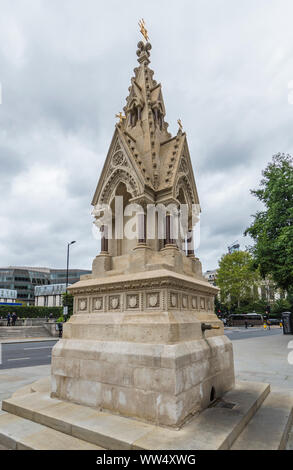 Der hl. Laurentius und Maria Magdalena Trinkbrunnen, eine alte Denkmalgeschützte Brunnen an der Carter Lane Gärten in London, England, UK. Stockfoto
