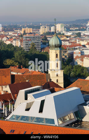 Blick von der Burg berg über Cafe Lounge in die Dachkonstruktion von Kastner und Ã-Böhler, Franziskanerkirche, Graz, Steiermark, Österreich Stockfoto