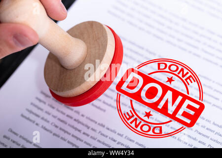 Geschäftsmann Hand getan Stempel auf Dokument Stockfoto