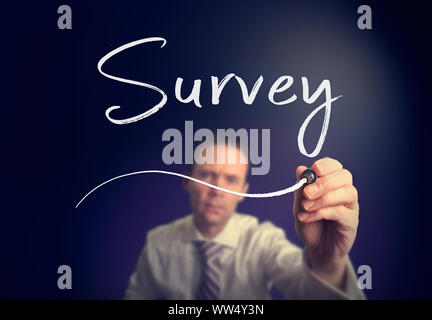 Ein Geschäftsmann Schreiben eine Übersicht Konzept mit einem weißen Stift auf einem Bildschirm löschen. Stockfoto