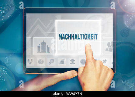 Eine Hand holiding einen Computer Tablet und Drücken einer Nachhaltigkeit "Nachhaltigkeit" ist das Konzept. Stockfoto