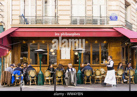 Paris Café - Das Café Les Philosophes im Marais-Viertel von Paris, Frankreich. Stockfoto