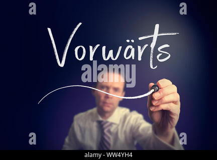 Ein Geschäftsmann schreiben ein Leitet "Vorwärts"-Konzept in deutscher Sprache mit einem weißen Stift auf einem Bildschirm löschen. Stockfoto