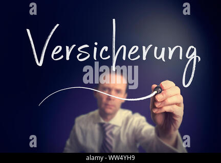 Ein Geschäftsmann schriftlich eine Versicherung 'Versicherung' Konzept in deutscher Sprache mit einem weißen Stift auf einem Bildschirm löschen. Stockfoto