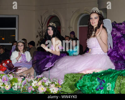 Mädchen auf einen Schwimmer in Kostüme und Fancy Dress die Teilnahme an einer Prozession gekleidet, während mit Guy Fawkes Event in Großbritannien. Stockfoto