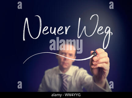 Ein Geschäftsmann schreiben eine neue Weise 'Neuen Weg'-Konzept in deutscher Sprache mit einem weißen Stift auf einem Bildschirm löschen. Stockfoto