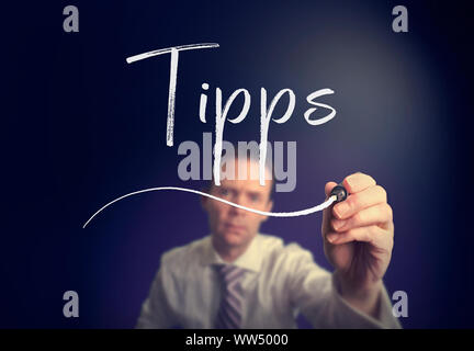 Ein Geschäftsmann Schreiben einer Beratung 'Tipps' Konzept in deutscher Sprache mit einem weißen Stift auf einem Bildschirm löschen. Stockfoto