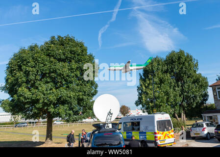 Eine Gruppe, die sich selbst Heathrow Aktion Pause haben davor gewarnt, dass Sie planen, die Drohnen innerhalb der eingeschränkten Bereichen rund um London Heathrow Flughafen mit dem Ziel der Unterbrechung der Flüge zu fliegen. Die Demonstranten, dass trotz Deklaration einer Klima Not die Genehmigung der Regierung für eine dritte Start- und Landebahn am Flughafen Heathrow, das Antwort negiert. Die vorgeschlagene Maßnahme die Menschen fliegen kleines Spielzeug mittelgroße Drohnen innerhalb der 5 km Sperrzone in Kopfhöhe. Polizei patrouilliert, und bisher der Flugbetrieb weiter Stockfoto