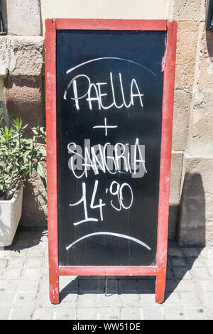 Tafel von einem Restaurant in Barcelona, Spanien, bietet zwei typische spanische Produkte: Paella und Sangria. Typische Sommer Speisekarte Stockfoto