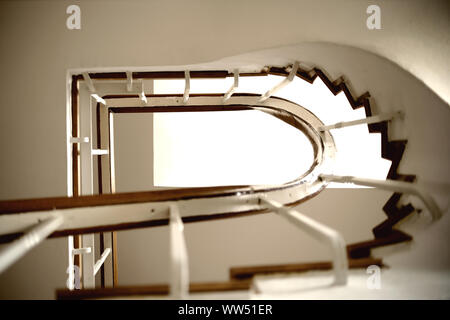 Die niedrigen Winkel Blick auf eine Treppe mit einer Wendeltreppe und Geländer, Stockfoto