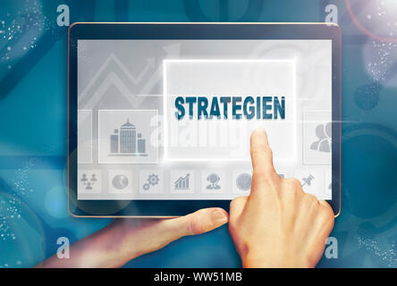 Eine Hand holiding einen Computer Tablet und drücken eine Strategie trategien' Konzept. Stockfoto