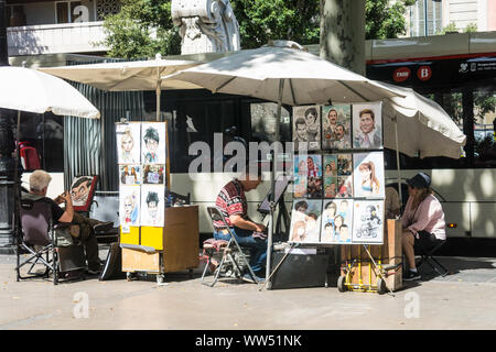 BARCELONA, SPANIEN - 16. Juni 2019: Künstler Stall den Verkauf von Drucken und Gemälden auf der Las Ramblas Fußgängerzone in Barcelona. Katalonien. Spanien Stockfoto