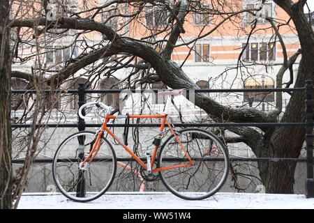 Eine gesperrte Rennrad an einem Geländer in winterlichen Stockholm, Stockfoto