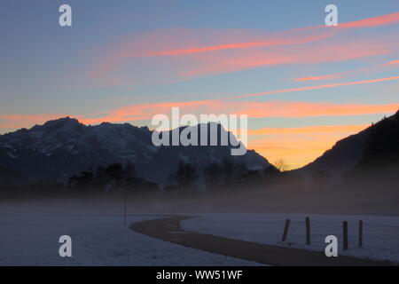 Blick auf Wettersteingebirge kurz nach dem Sonnenuntergang, Stockfoto