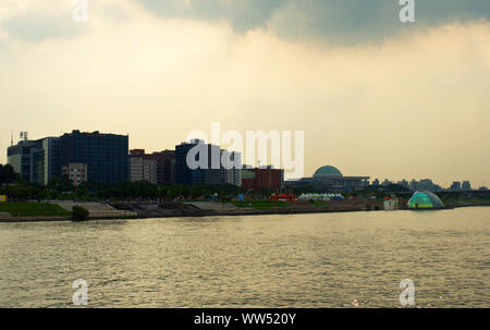 Hängen Sie den Fluss in Seoul am Abend mit Möwen Stockfoto