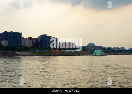 Hängen Sie den Fluss in Seoul am Abend mit Möwen Stockfoto