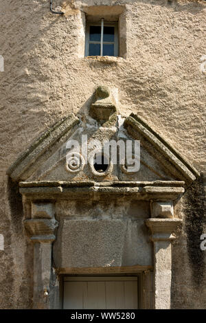 Historische Türen in der mittelalterlichen Stadt, Lozère, Royal, Frankreich Stockfoto