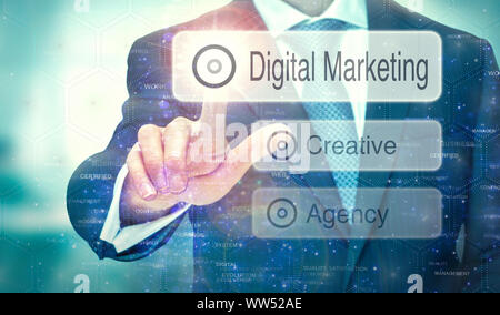 Ein Geschäftsmann Auswahl einer Taste auf einem futuristischen Anzeige mit einem digitalen Marketing Konzept geschrieben. Stockfoto
