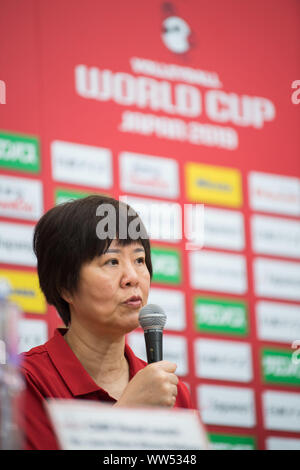 Yokohama, Japan. 13 Sep, 2019. Lang Ping, Head Coach von China, spricht an der pre-match Pressekonferenz im 2019 die Volleyball Weltmeisterschaft in Yokohama, Japan, Sept. 13, 2019. Credit: Zhu Wei/Xinhua/Alamy leben Nachrichten Stockfoto