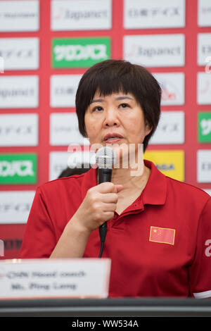 Yokohama, Japan. 13 Sep, 2019. Lang Ping, Head Coach von China, spricht an der pre-match Pressekonferenz im 2019 die Volleyball Weltmeisterschaft in Yokohama, Japan, Sept. 13, 2019. Credit: Zhu Wei/Xinhua/Alamy leben Nachrichten Stockfoto