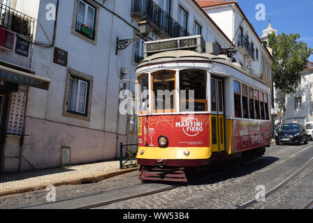 Die berühmte Straßenbahn 28 in Portugals Hauptstadt Lissabon Stockfoto